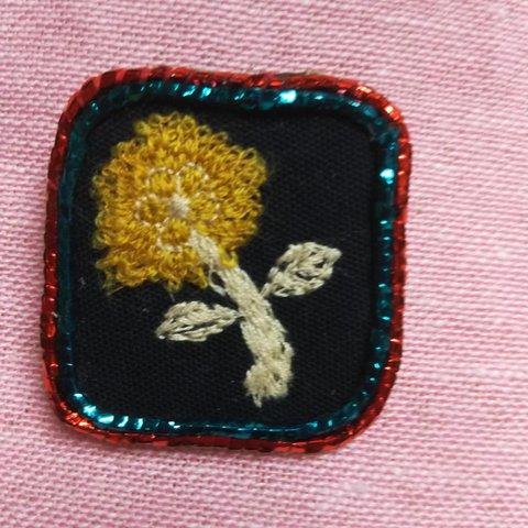 ミナペルホネンの刺繍のブローチ