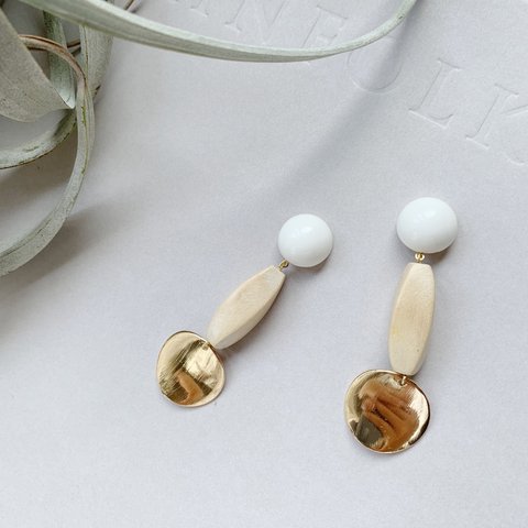 White cabochon wood gold plate ピアス、イヤリング