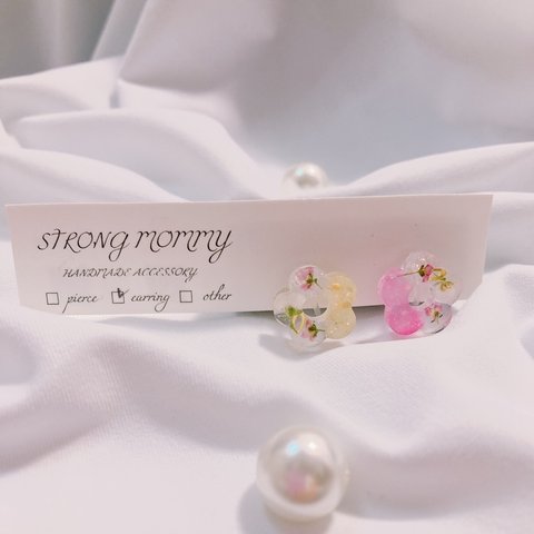 🌸アリッサム×人気のお花型×流行りのアシンメトリーデザイン🌼樹脂イヤリング💎