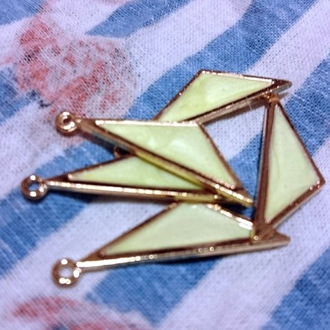 【送料無料】幾何学 二等辺三角形 チャーム♪イエロー 5個セット
