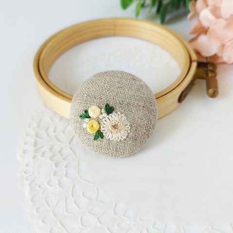 【 ブローチ 】刺繍 くるみボタン  ( 3.8cm )