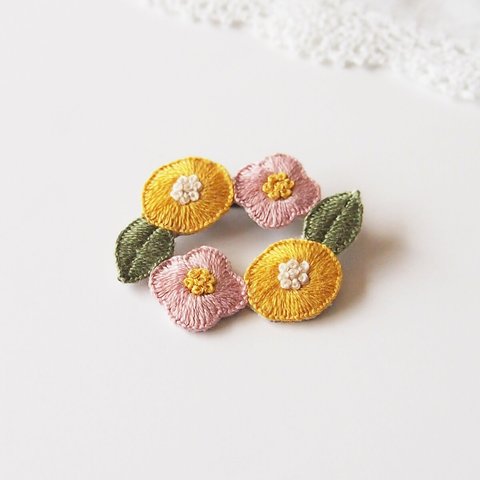 ［受注制作］お花のリースの刺繍ブローチ（sweet）