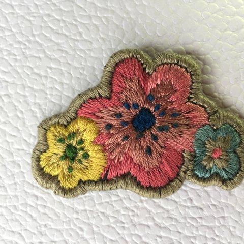 お花の刺繍　パッチン留め