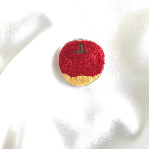 林檎刺繍のブローチ