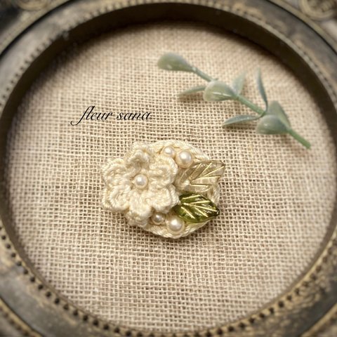 flower crochetとチェコビーズのブローチ　ivory