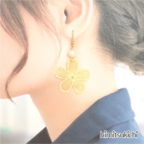 （イエロー）レースの花のピアス・イヤリング