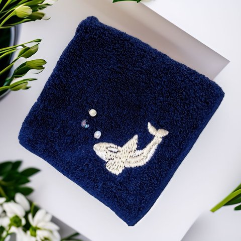 白いシャチの刺繍入り☆ティアドロップビーズ付き厚手タオルハンカチ/ネイビー