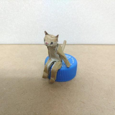 ボトルキャプに座る猫 01