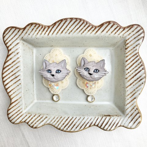 ❤️再販❤️シュールな猫のアクセサリー　グレー猫　ピアス　イヤリング　ブローチ　昭和レトロ　レトロ　ゆめかわ　猫　動物　アニマル