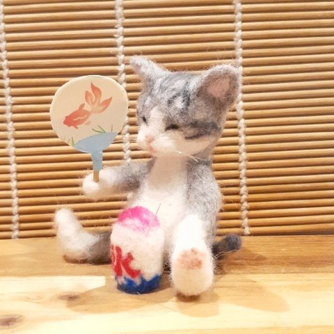 羊毛フェルトの団扇であおぐサバトラ猫ちゃん