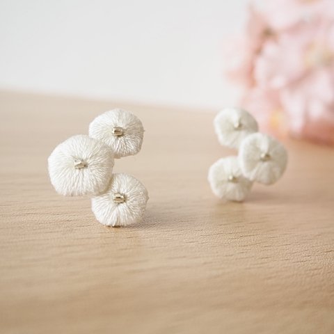 結婚式/前撮り/和装に　桜　刺繍ピアスorイヤリング　チタンピアス有　ラッピング可　春　オフホワイト