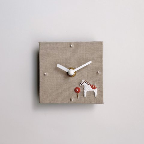 刺繍 壁掛け 時計 ＊ 【 ダーラナホース と お花 】ホワイト & レッド
