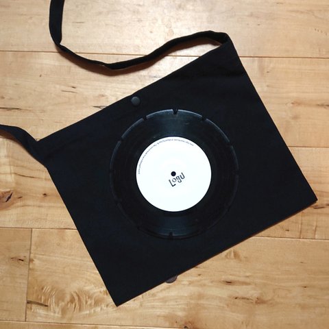 本物のレコードを使ったサコッシュ「bagu」B&W SA-007BW