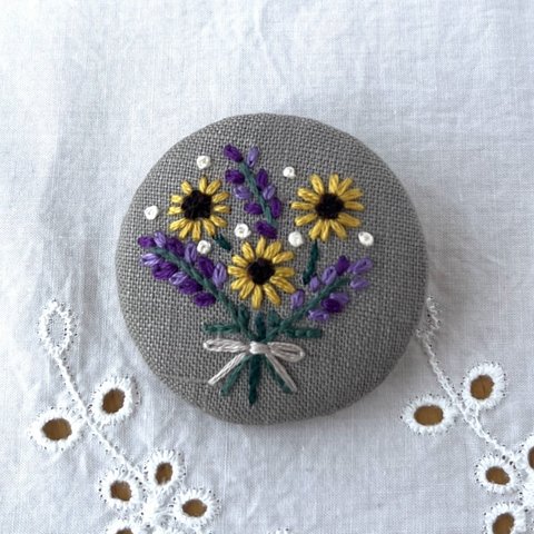 ひまわりとラベンダーのブーケ　刺繍ブローチ