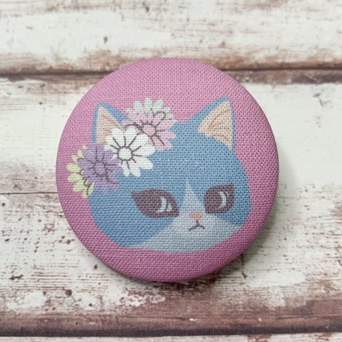 Fam& ハチワレグレー　くるみボタンのブローチ　くるみボタン ねこ 猫 プレゼント ブローチ バッチ 花と猫