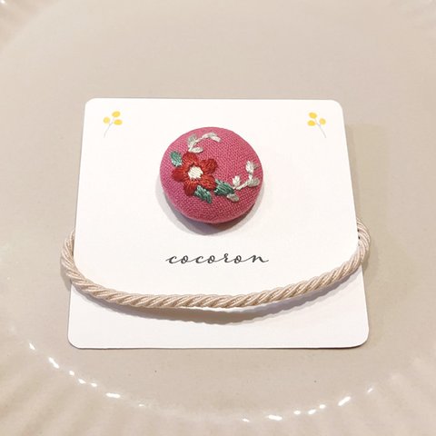 刺繍ヘアゴム　花（えんじ）　くるみボタン　手刺繍