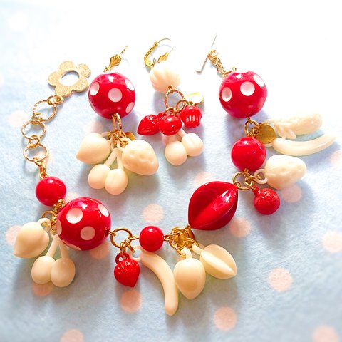 🍄赤白果実のセット🍓耳飾り＆ブレスレット🍄♡ピアス／イヤリング