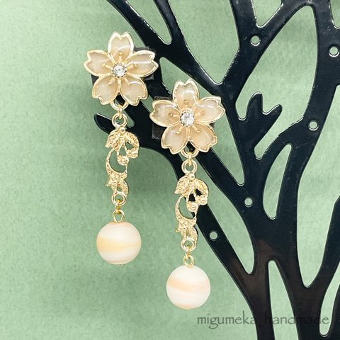 桜色の花と葉のピアス/イヤリング☆レジン