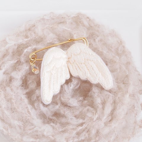 立体刺繍｜天使の羽 ブローチ（淡いイエロー）