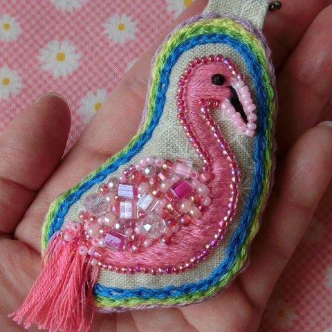 フラミンゴのブローチ （ポールチェーン付き）ビーズ刺繡・手刺繍