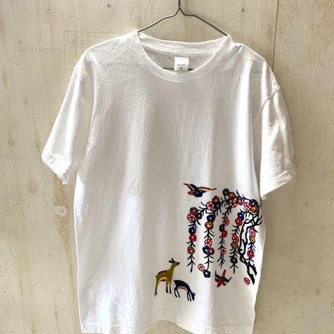 【日本国内送料無料】枝垂れ桜と親子鹿の手染め紅型メンズTシャツ/ホワイト（Mサイズ）