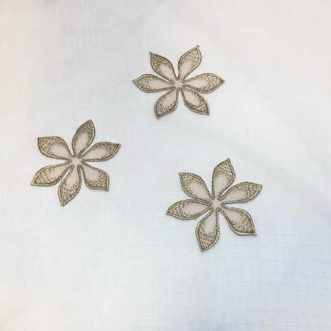 刺繍フラワーモチーフ クレマチス　オーガンジー　モカ3枚入