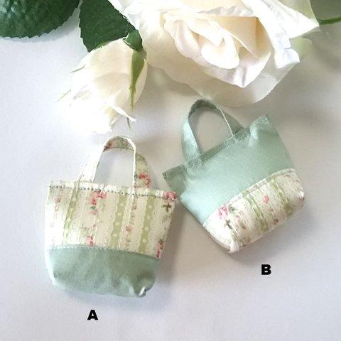 ・布製・小さなバッグ型キーチャーム・薔薇の花柄・グリーン・AorB　＃n182