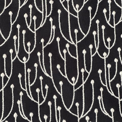 刺繍布＜森のシルエット＞綿麻キャンバス　黒×アイボリー30センチ