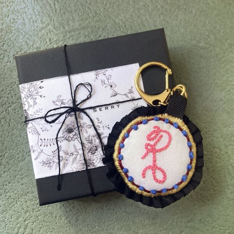 刺繍のイニシャルチャーム（キーホルダー）【R】