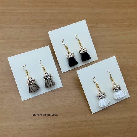 leather tassel pierced earrings　　選べるカラー　レザータッセル　シンプル　レザー　タッセル　カジュアル