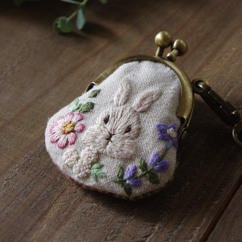 うさぎさんと秋の花　刺繍がま口バッグチャーム