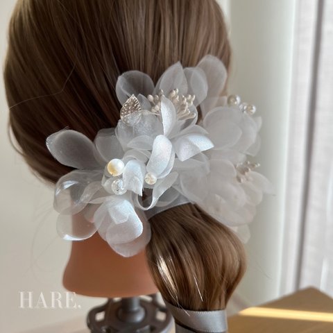 シフォンフラワー　パール　ヘッドドレス　ブライダル　ウェディング　結婚式　パーティー　髪飾り　ヘアクリップ　ヘアアレンジ　結婚式ヘア　パーティーヘア　シルバーヘアアクセサリー　成人式　ホワイト　花