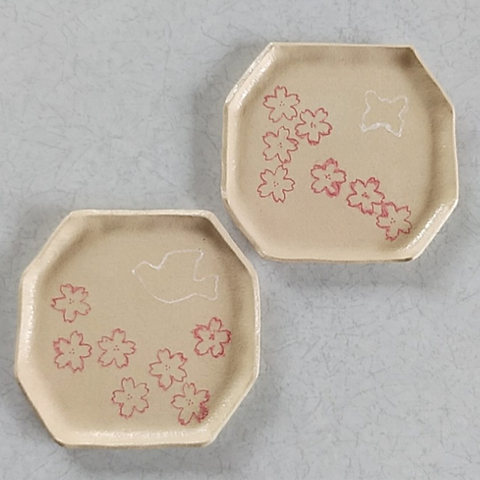 陶の変形八角皿【桜と蝶・桜と鳩(象嵌)】