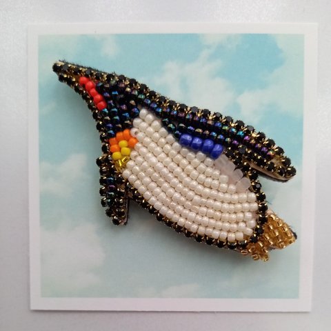 ビーズ刺繍　空飛ぶペンギンブローチ