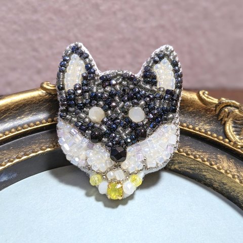 ちっちゃな柴犬「黒」 ビーズ刺繍ブローチ 