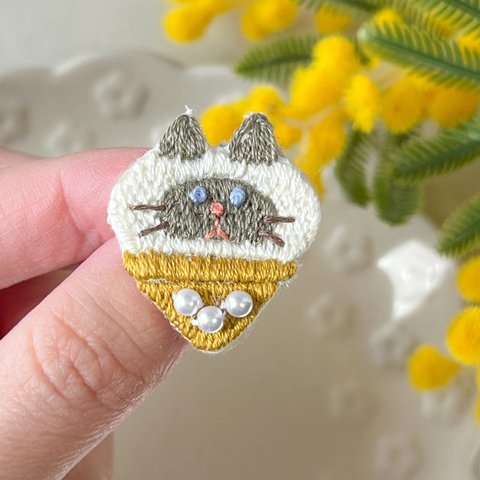  《アイスクリームねこ》/ブローチ/刺繍/シャム猫/ギフト/ラッピング対応可