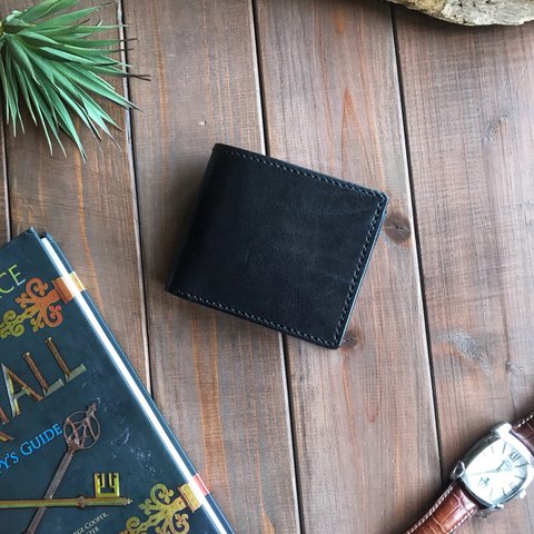 手縫いの黒色の二つ折り財布