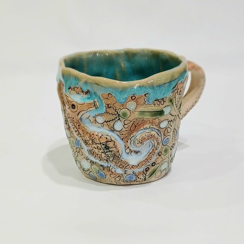 タツノオトシゴのマグカップ　スペイン陶芸家 船戸あやこ作　h8cm x w11.7cm(取手を含む) x d9.5cm