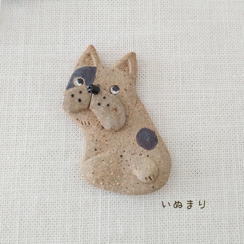 ふり向きフレブルブローチ(茶)