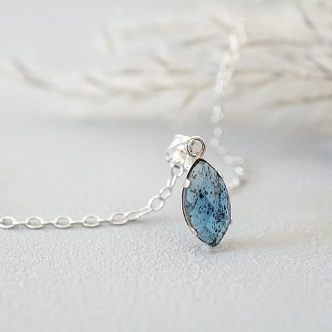 『青の洞窟』モスカイヤナイト くすみブルーの珍しい天然石 一粒ネックレス