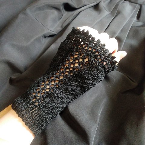 黒　UVハンドカバー 手首 　透かし編み
