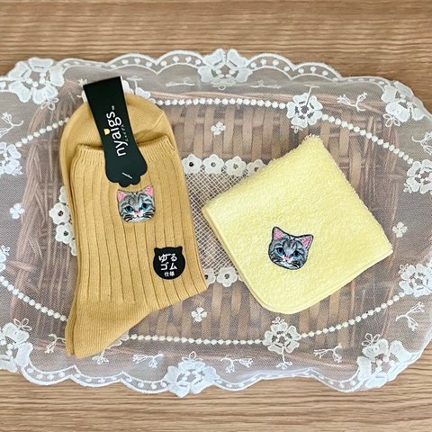 残り1点☆ 猫さん刺繍の幸せの黄色い泉州ハンカチと靴下セット