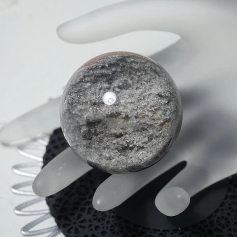 42ｍｍ 91ｇ　スフィア（穴無し丸玉）　グレイガーデンクォーツ　プラスチック台座付き　天然石インテリア・置物として