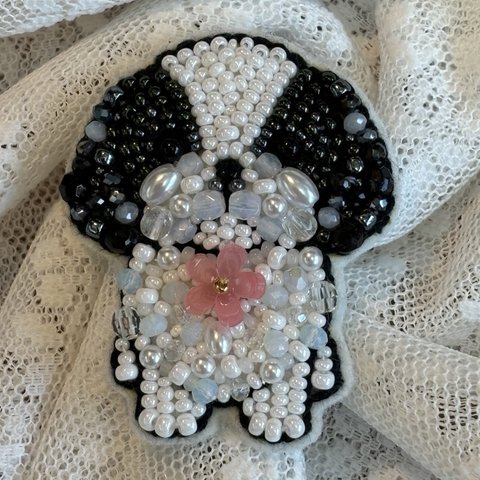 ブローチ　ビーズ刺繍ブローチ　ビーズ刺繍アクセサリー　犬　シーズー　白黒シーズー