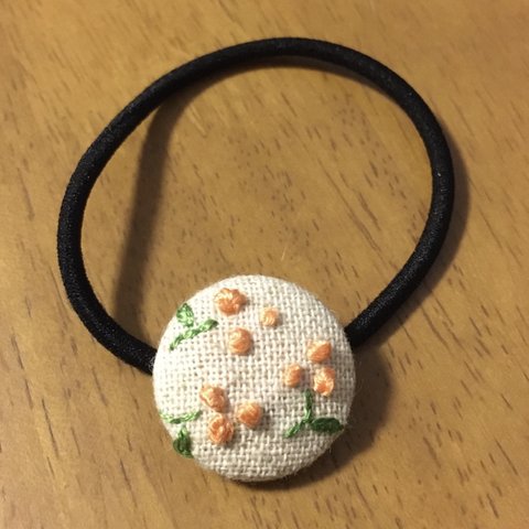 刺繡くるみボタンヘアゴム（ドットのお花オレンジ）