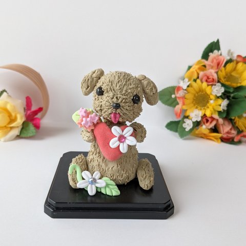 一点物 幸せトイプードル  犬人形 犬置物 キラキラお花とハートの犬置物　粘土　