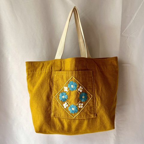 黄色に青いお花の刺繍のトートバッグ