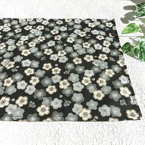 テーブルセンター　敷物　金彩梅の花×朝の葉模様　黒色