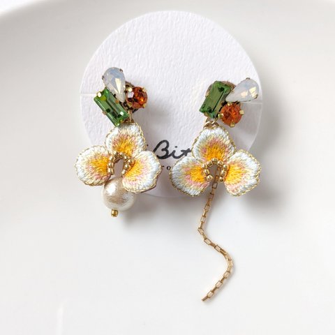 blooming ミモザ　刺繍イヤリング/ピアス