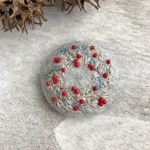 刺繍のブローチ クリスマスリース